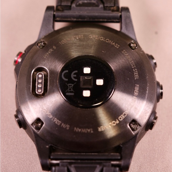 Garmin Fenix 5 Watch with Accessories - Picture 4 of 8